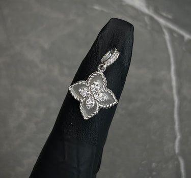 Dije lucky clover piedra blanca con swarovski blanco 1.3gr / Largo 2cm / Oro Blanco Nac B