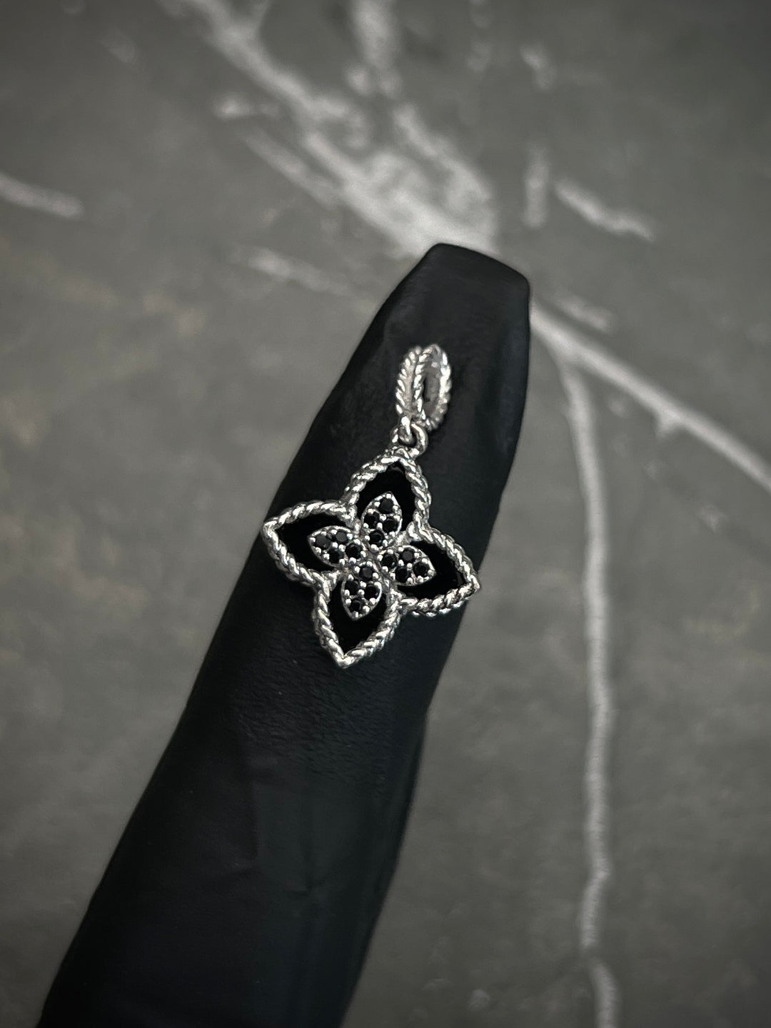 Dije lucky clover piedra negra con swarovski negro 1.35gr / Largo 2cm — Oro Blanco