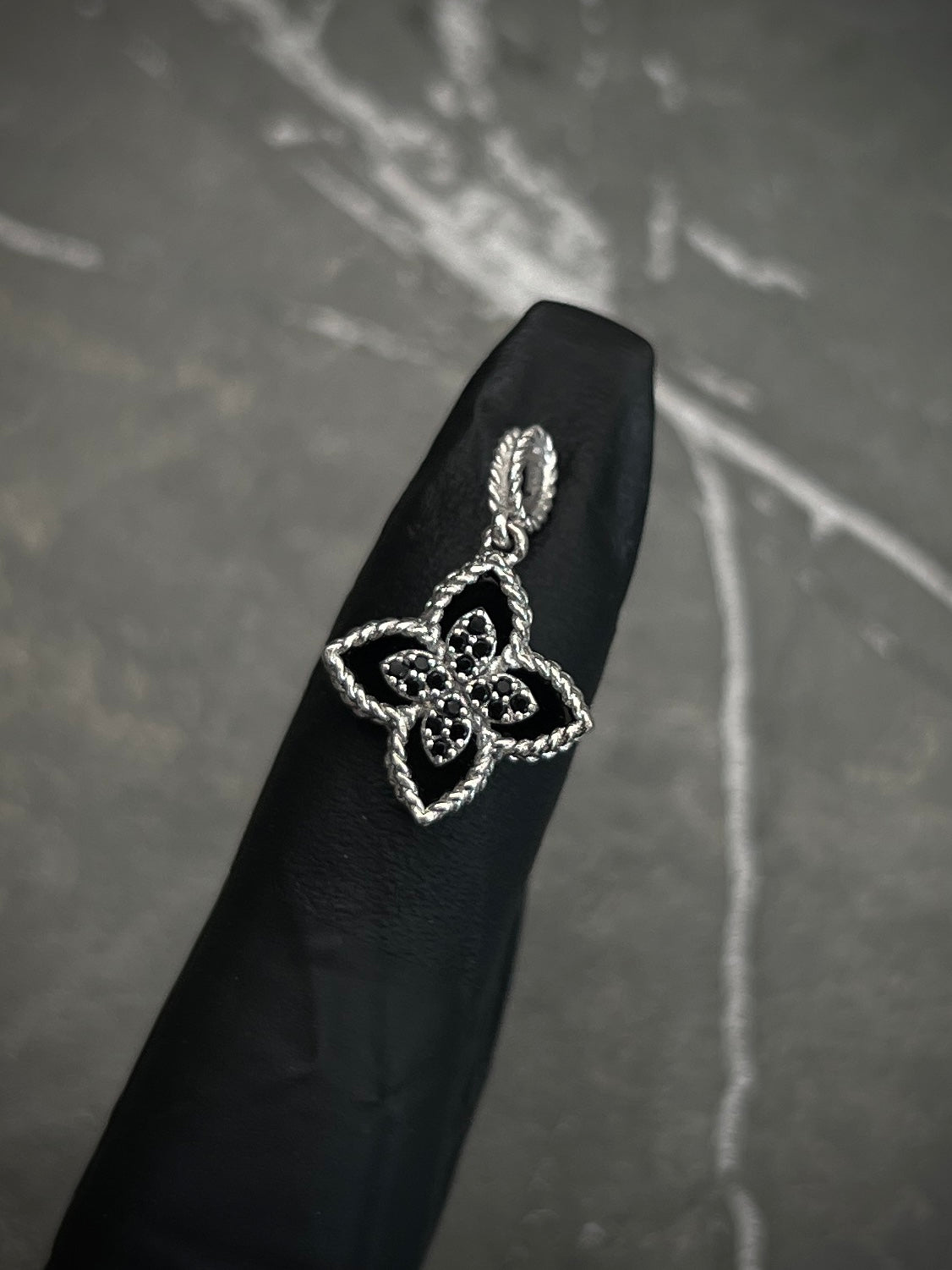 Dije lucky clover piedra negra con swarovski negro 1.35gr / Largo 2cm / Oro Blanco Nac B