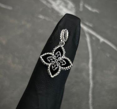 Dije lucky clover piedra negra con swarovski negro 1.35gr / Largo 2cm / Oro Blanco Nac B