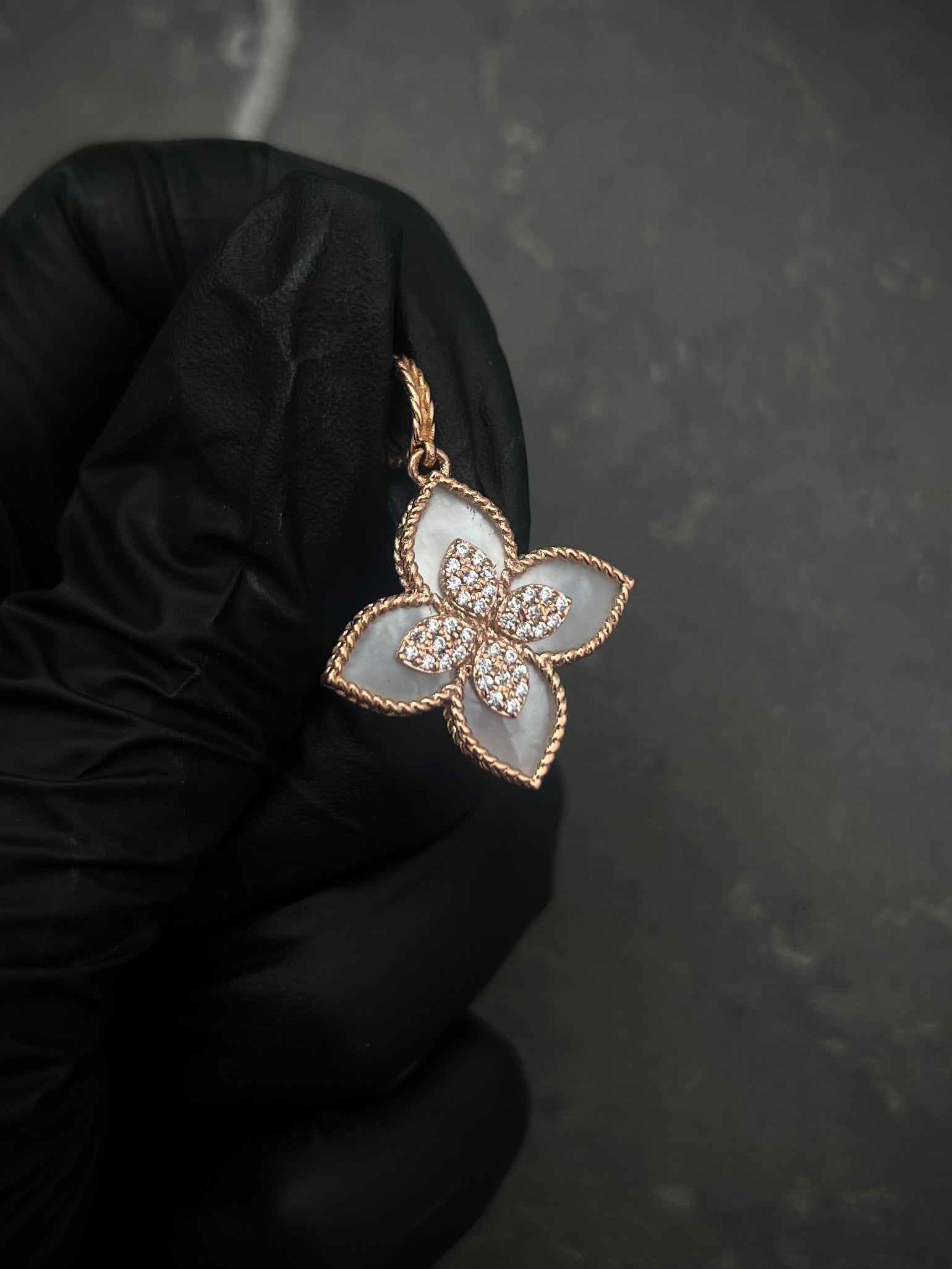 Dije LUCKY CLOVER Con Piedra Blanca 3gr / Largo 3.1cm / Oro Rosado Nac M