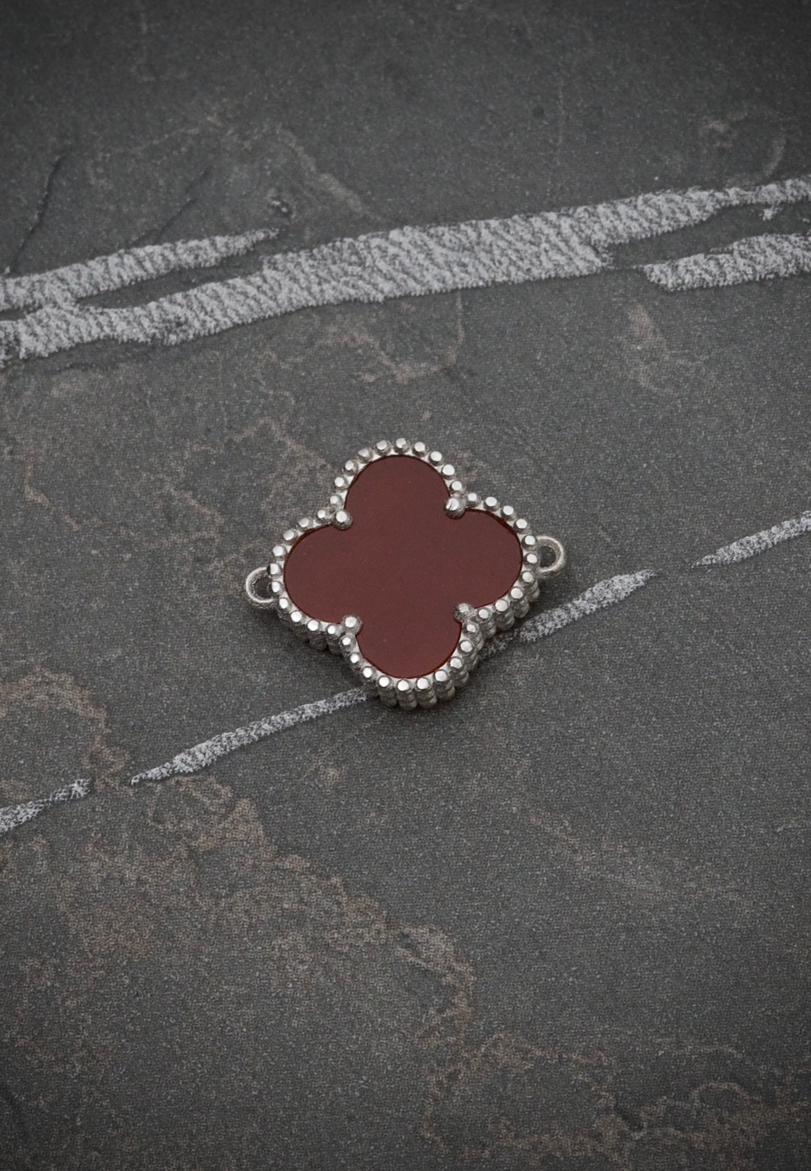 Herraje Lucky Clover Con Piedra Roja Agata 1.5gr / Largo 1.3cm / Oro Blanco Nac B