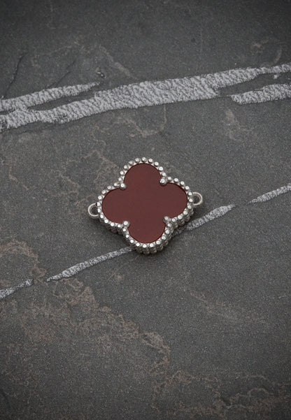 Herraje Lucky Clover Con Piedra Roja Agata 1.5gr / Largo 1.3cm / Oro Blanco Nac B