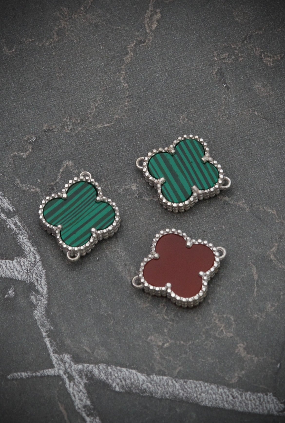 Herraje Lucky Clover Con Piedra Roja Agata 1.5gr / Largo 1.3cm / Oro Blanco Nac B