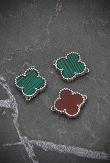 Herraje Lucky Clover Con Piedra Roja Agata 1.5gr / Largo 1.3cm / Oro Blanco Nac B