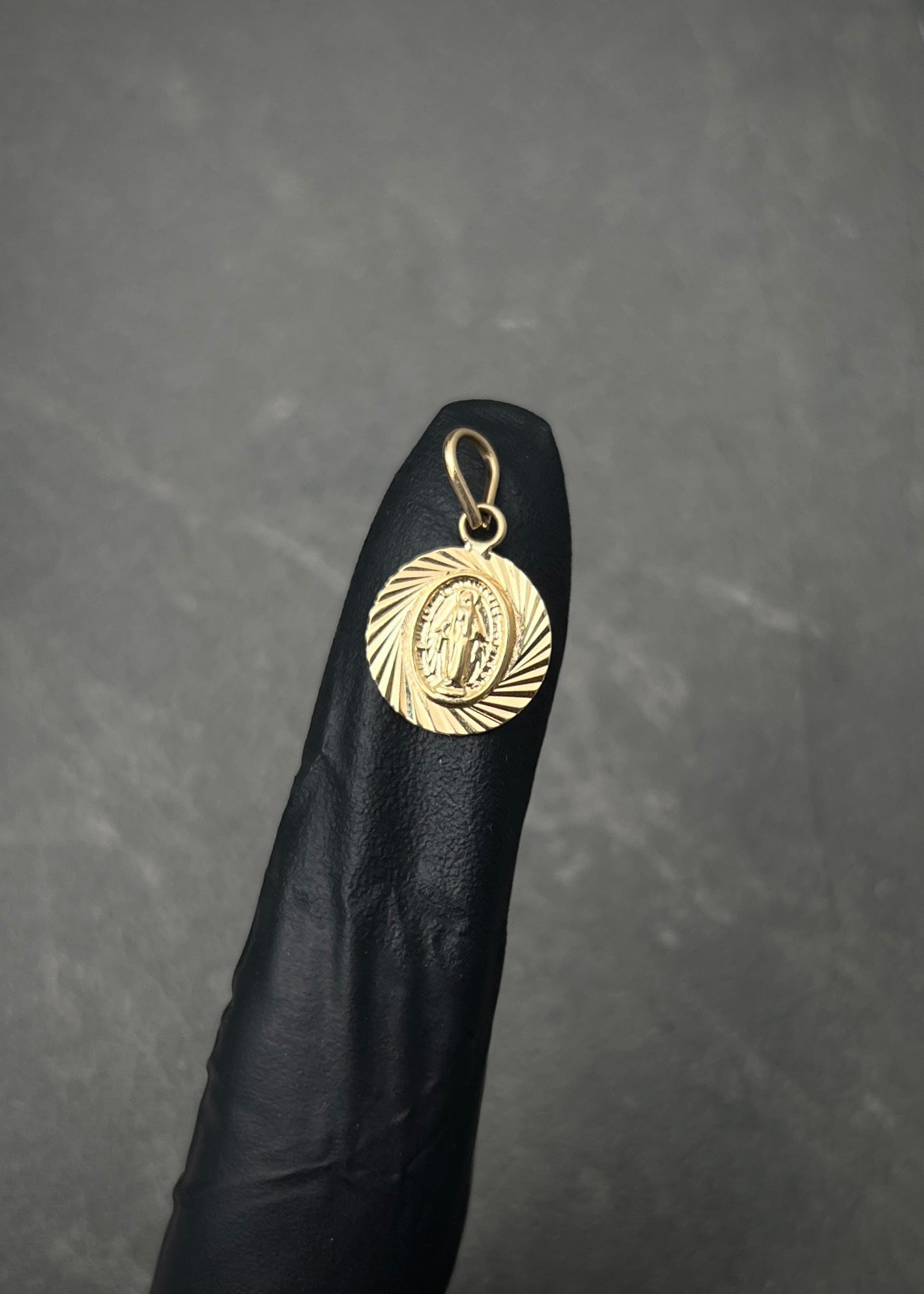 Dije Virgen de la milagrosa 0.85gr / Largo 1.8cm / Oro Amarillo Nac M