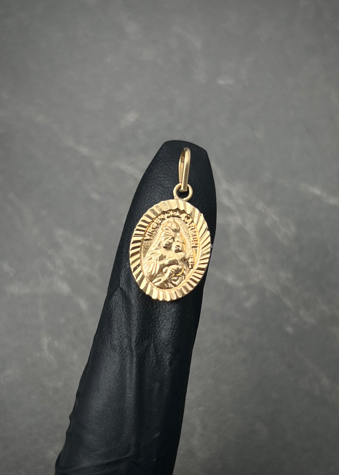 Dije virgen del carmen 0.9gr / Largo 2.2cm / Oro Amarillo Nac M