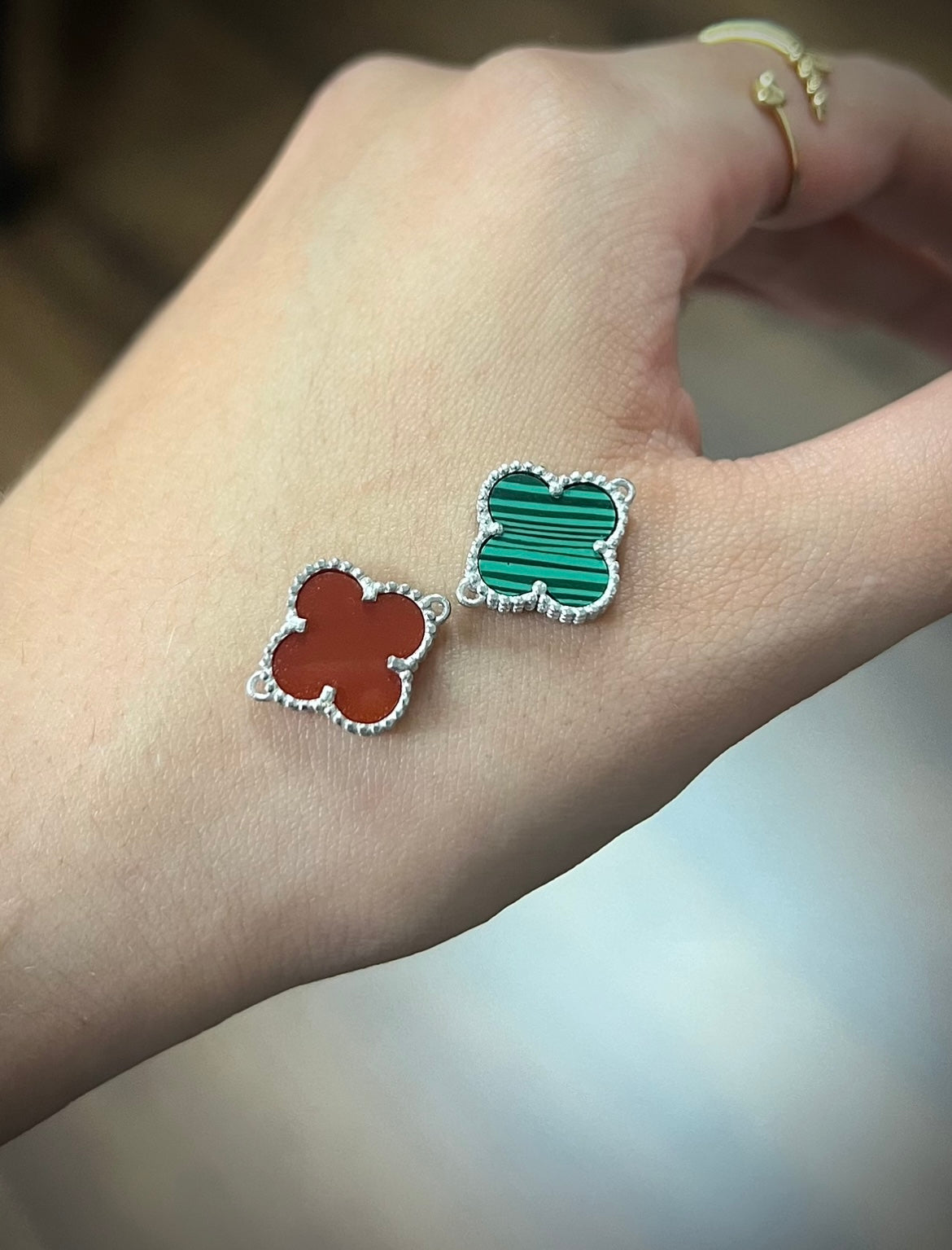 Herraje Lucky Clover Con Piedra Roja Agata 1.5gr / Largo 1.3cm / Oro Blanco Nac B