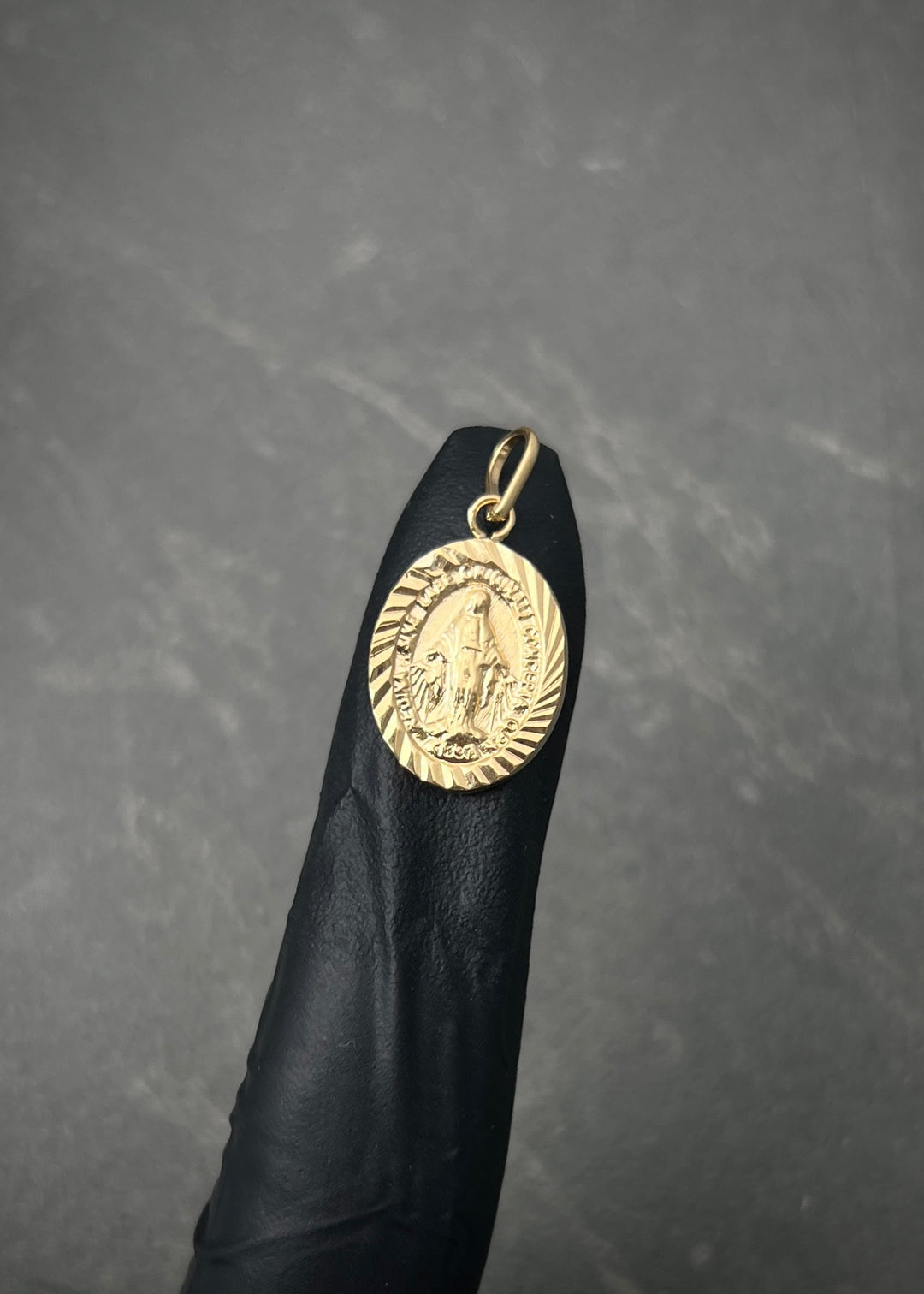 Dije virgen de la milagrosa 0.9gr / Largo 2.2cm — Oro Amarillo