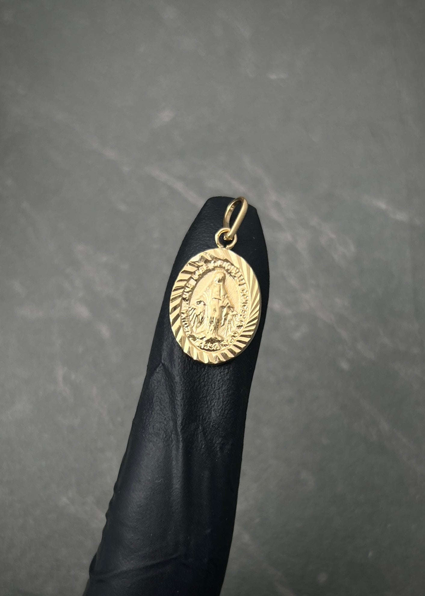 Dije virgen de la milagrosa 0.9gr / Largo 2.2cm / Oro Amarillo Nac B