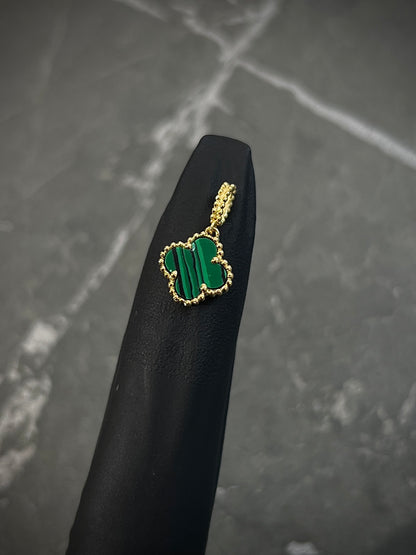 Dije lucky clover piedra verde 0.95gr / Largo 1.6cm / Oro Amarillo Nac B