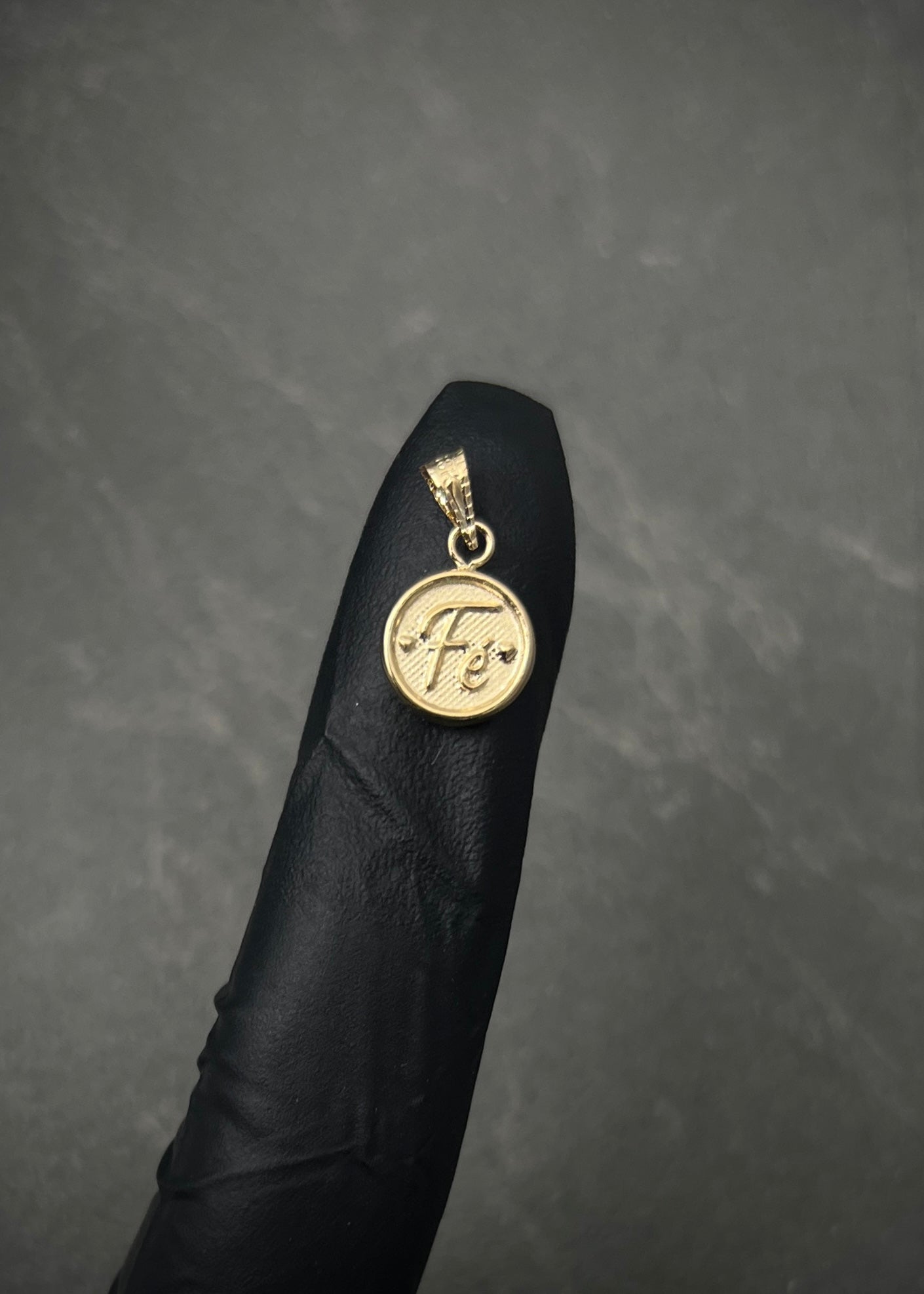 Dije fe 0.5gr / Largo 1.5cm / Oro Amarillo Nac B