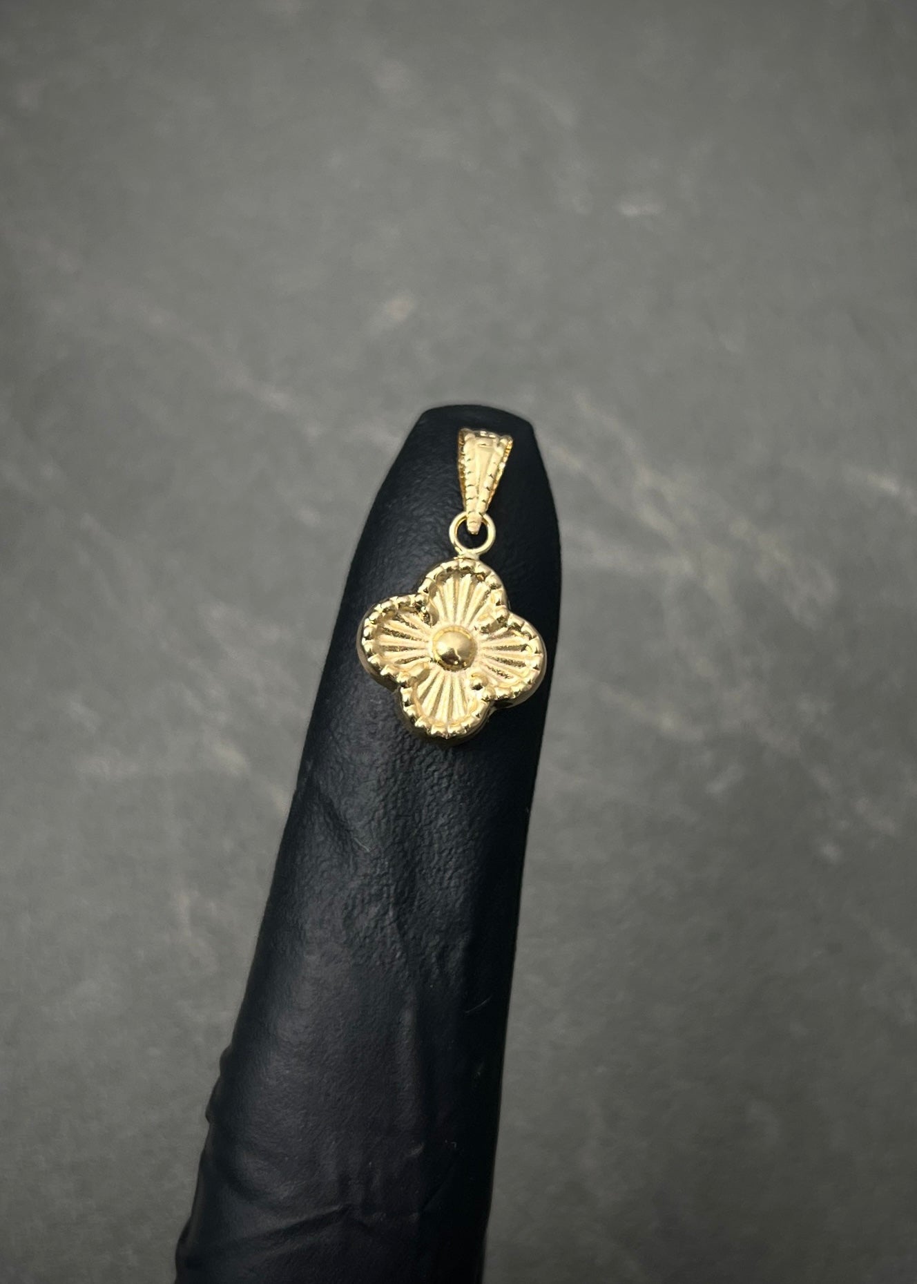 Dije lucky clover 0.65gr / Largo 1.7cm / Oro Amarillo Nac B