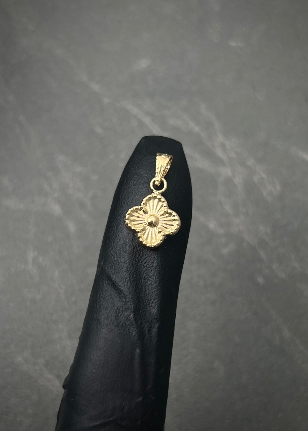 Dije lucky clover 0.4gr / Largo 1.5cm / Oro Amarillo Nac B