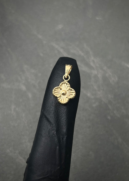 Dije lucky clover 0.4gr / Largo 1.5cm / Oro Amarillo Nac B