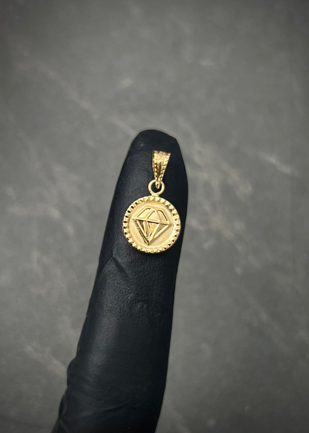 Dije diamante 0.6gr / Largo 1.7cm — Oro Amarillo