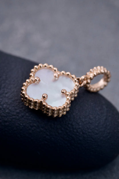 Dije Lucky clover piedra blanca 1gr / Largo 1.6cm / Oro Rosado Nac M