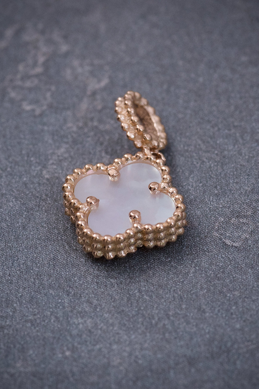 Dije Lucky clover piedra blanca 1gr / Largo 1.6cm — Oro Rosado