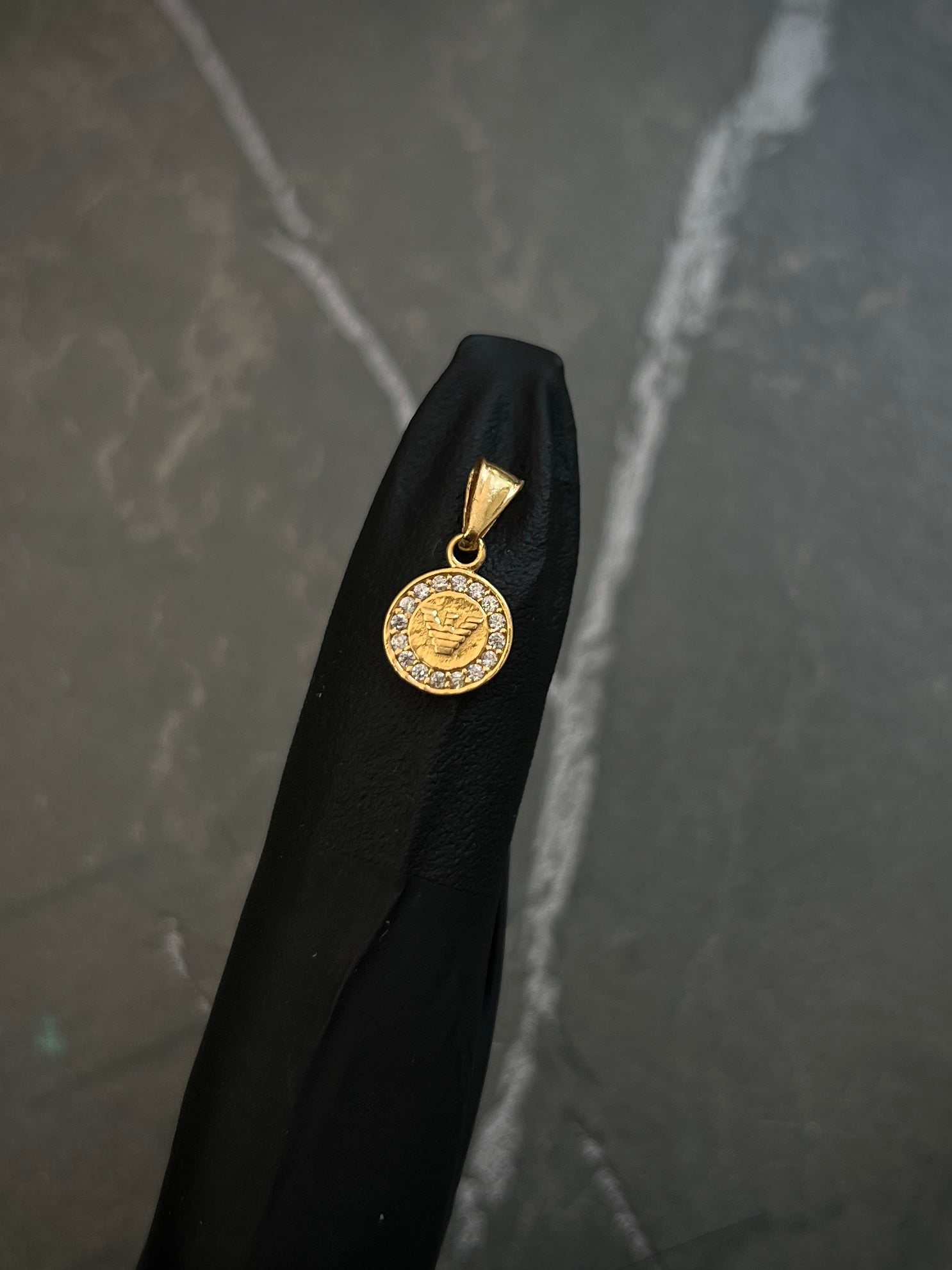 Dije AR 0.6gr / 1.4cm / Oro Amarillo Nac B