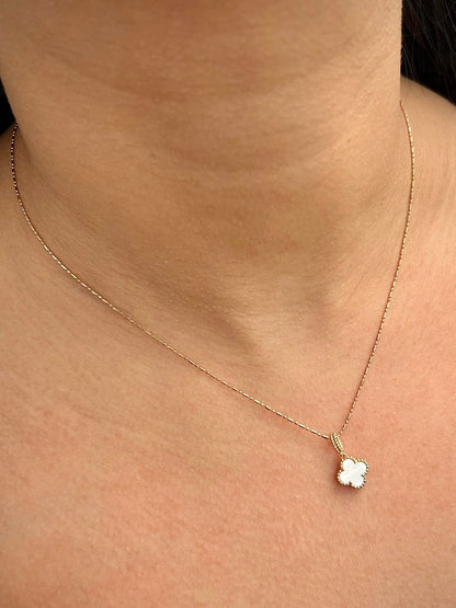 Dije Lucky clover piedra blanca 1gr / Largo 1.6cm / Oro Rosado Nac M