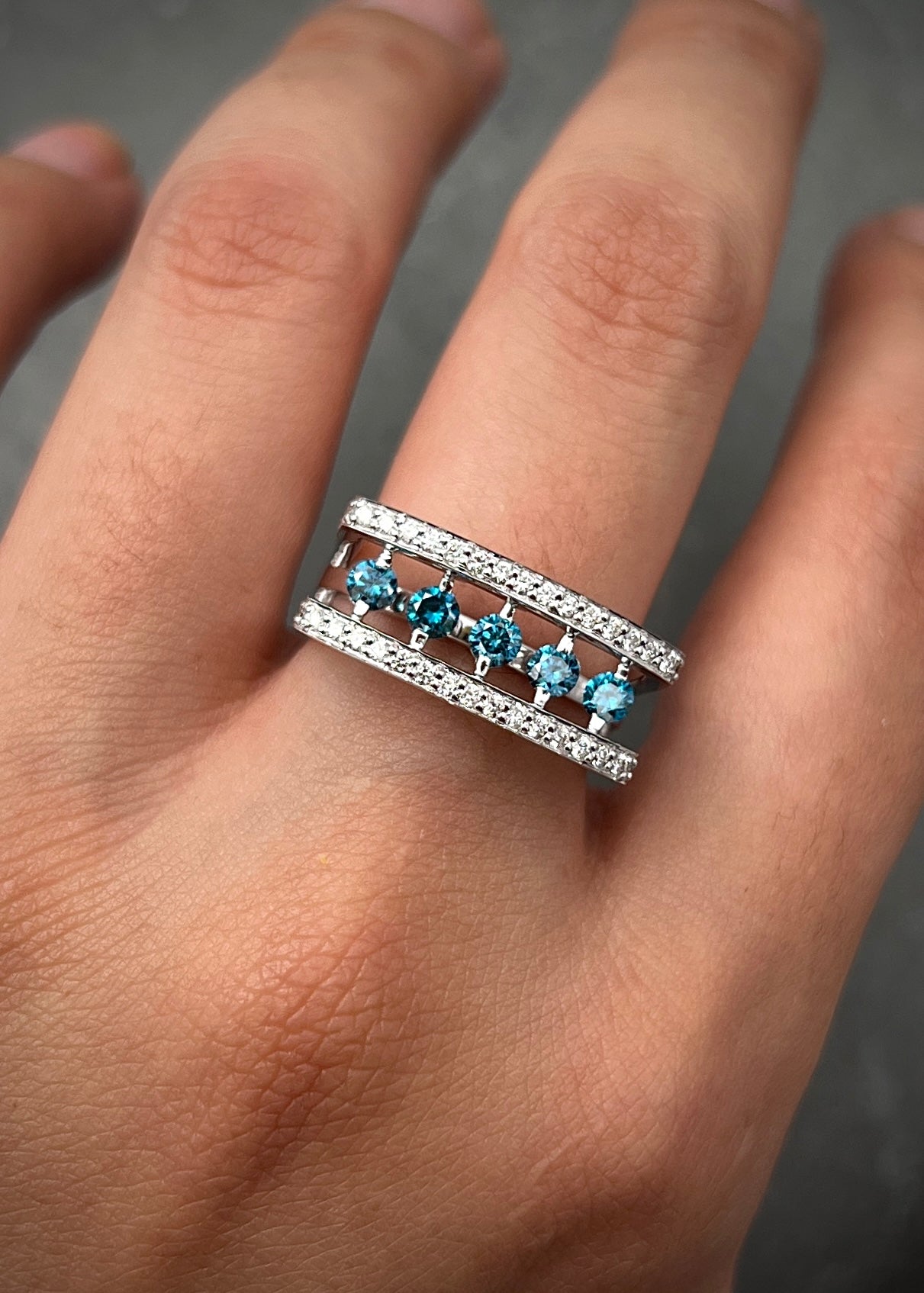Anillo con 33pts de diamantes blancos y 45pts de diamantes azules 7.15gr / TALLA 6 1/2 / Oro Blanco Nac (Joya) M