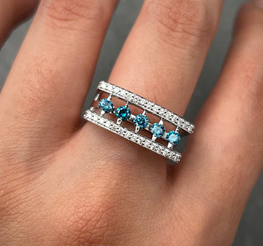 Anillo con 33pts de diamantes blancos y 45pts de diamantes azules 7.15gr / TALLA 6 1/2 / Oro Blanco Nac (Joya) M