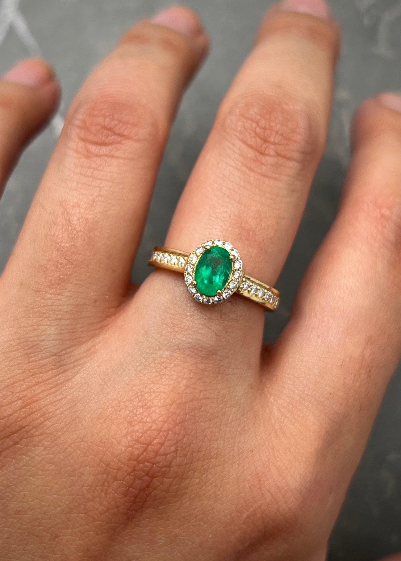 Solitario con 31pts de diamantes y 67pts de esmeralda 4.15gr / TALLA 5 1/4 / Oro Amarillo (Joya) B
