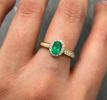 Solitario con 31pts de diamantes y 67pts de esmeralda 4.15gr / TALLA 5 1/4 / Oro Amarillo (Joya) B