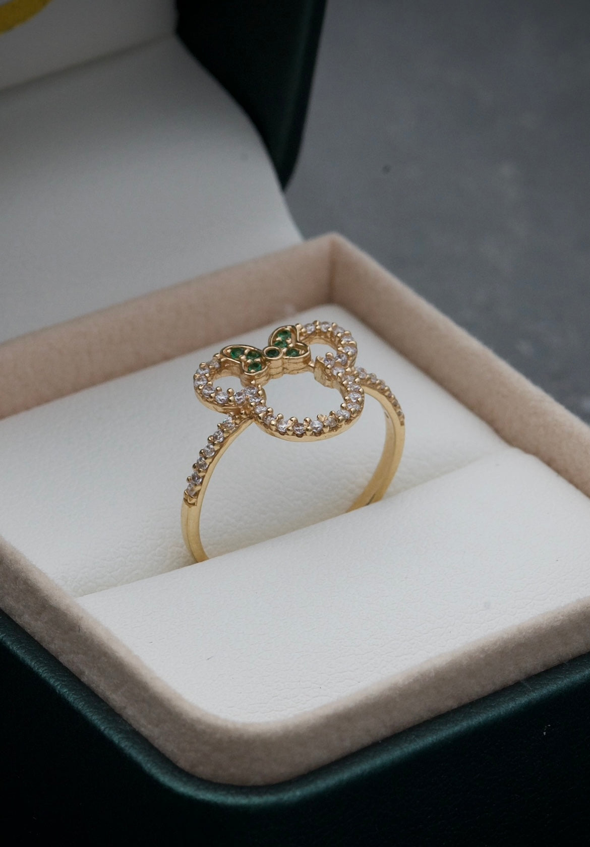 Anillo de minnie mouse con swarovski verde / Talla 5 1/2 blanco 1.7gr / Oro Amarillo Nac P