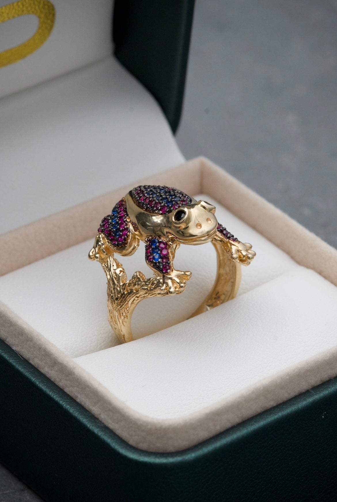 Anillo de rana con swarovski azul y rojo 8gr / Talla 7 /  Oro Amarillo Nac P