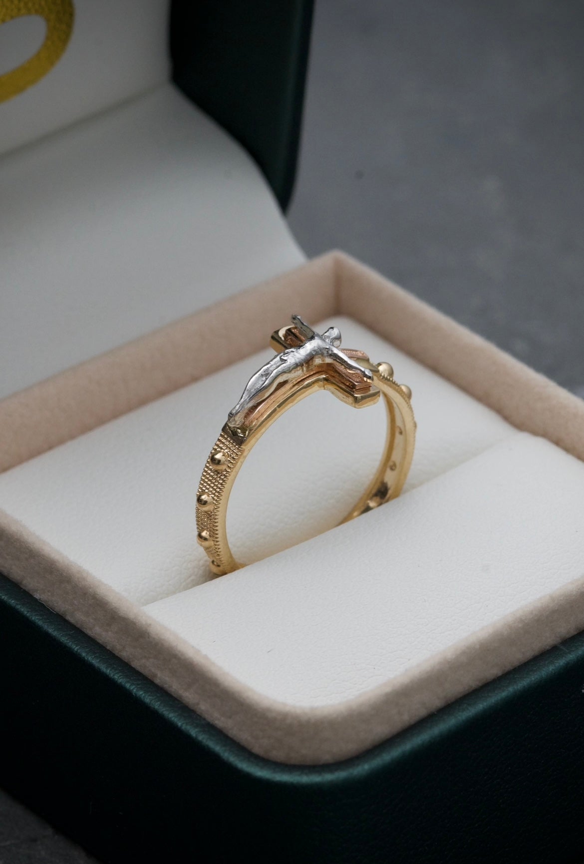Anillo cruz de jesus 3.45gr / Talla 7 1/4 Dos Oros Nac P