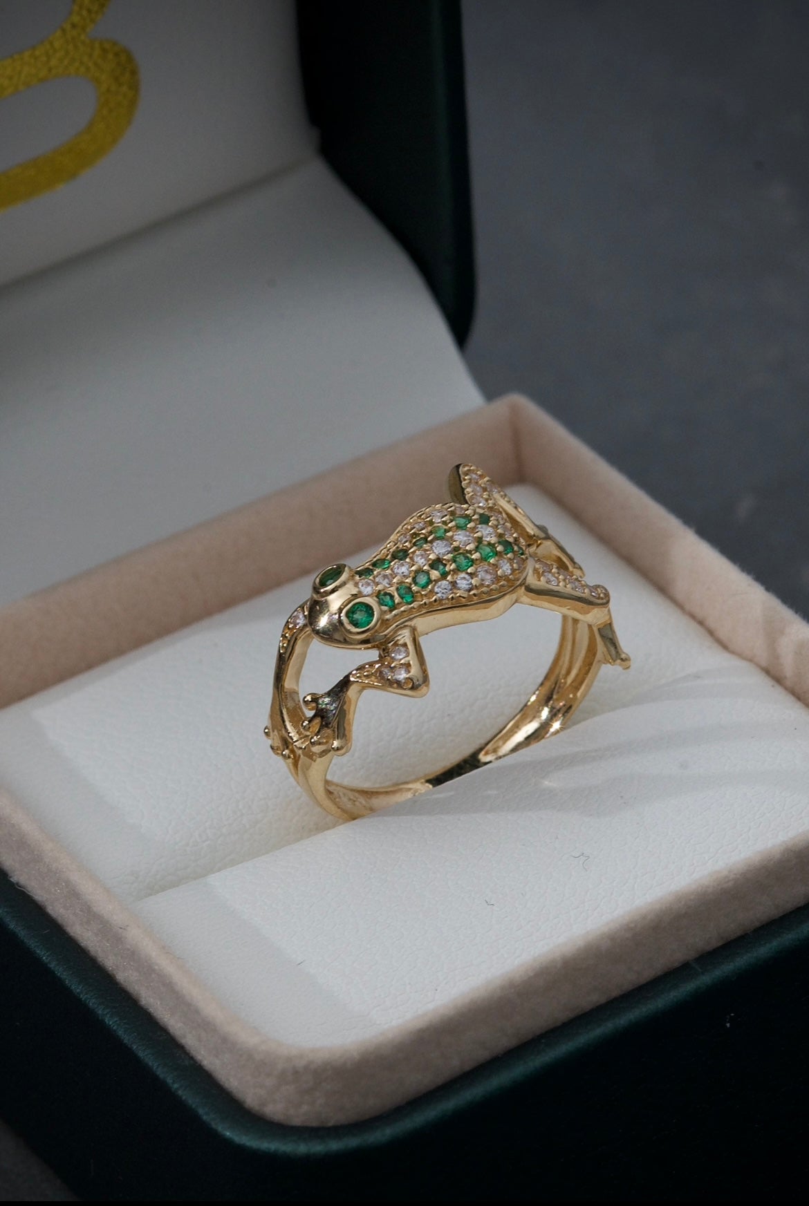 Anillo de rana con swarovski verde y blanco 4.1gr / Talla 7 / Oro Amarillo Nac M