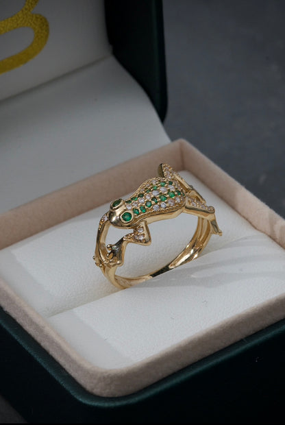 Anillo de rana con swarovski verde y blanco 4.1gr / Talla 7 / Oro Amarillo Nac M
