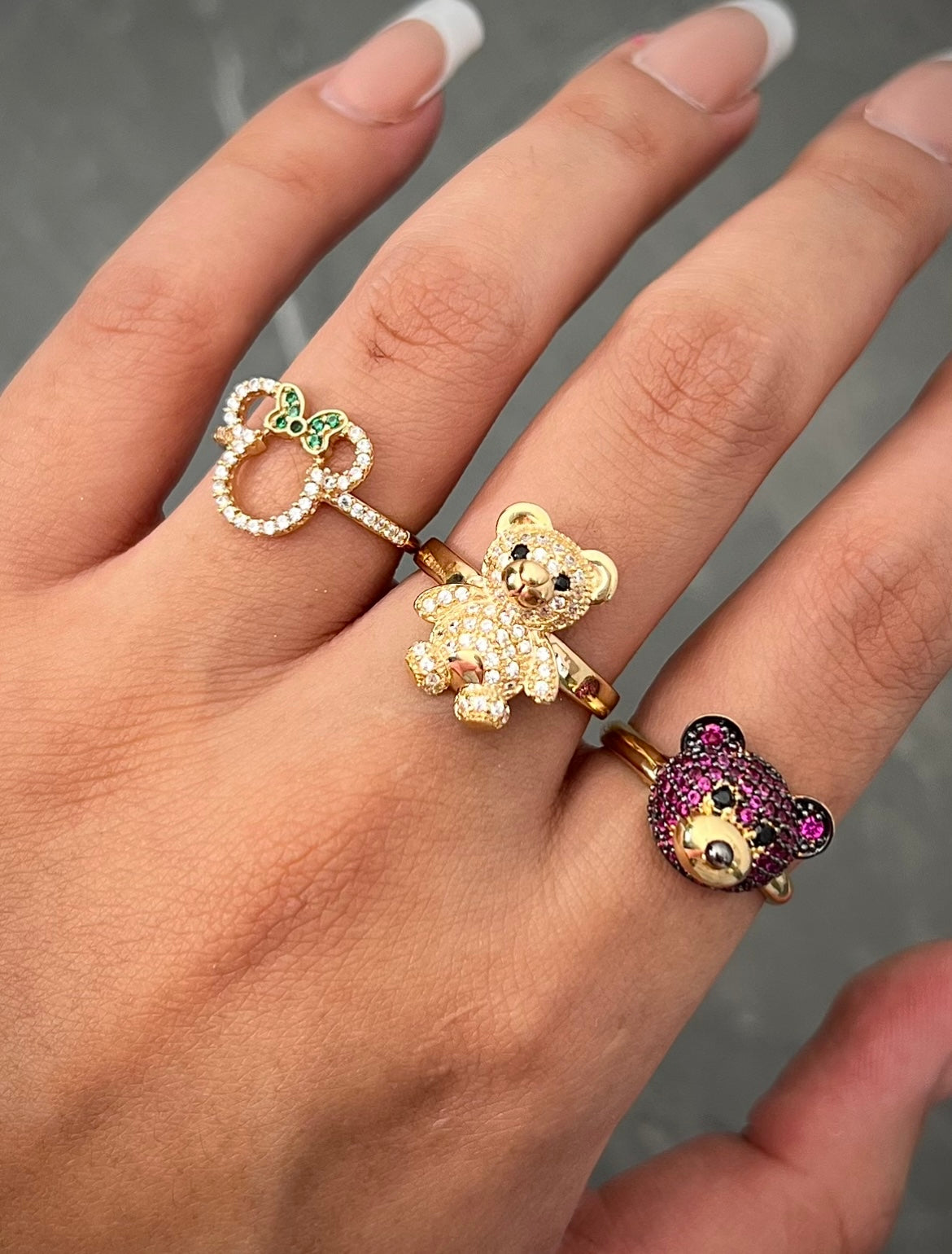Anillo de minnie mouse con swarovski verde / Talla 5 1/2 blanco 1.7gr / Oro Amarillo Nac P