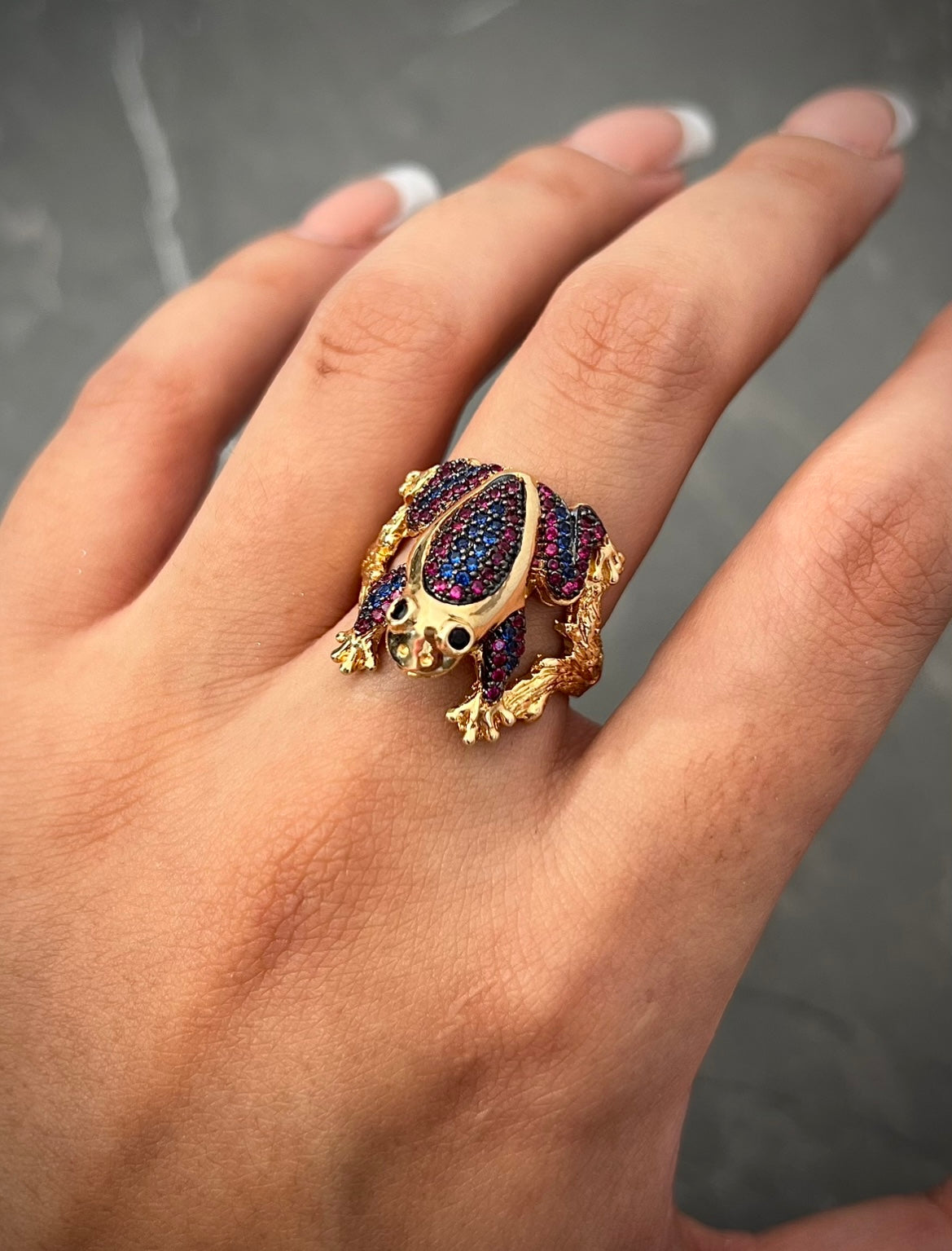 Anillo de rana con swarovski azul y rojo 8gr / Talla 7 /  Oro Amarillo Nac P