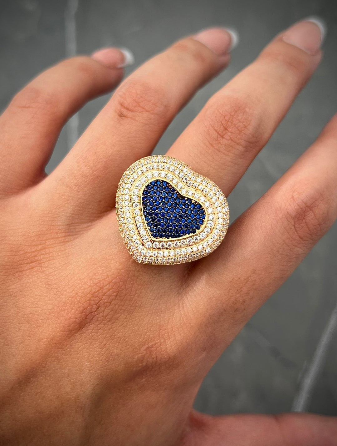 Anillo de corazon con swarovski azul con blanco 8.35gr / Talla 6 1/2 Oro Amarillo — Oro Amarillo