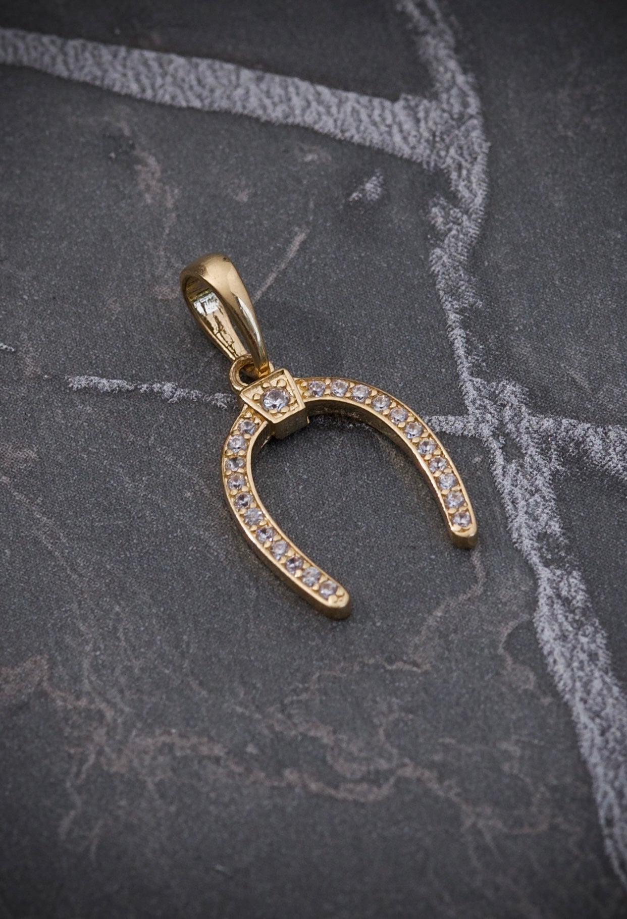 Dije De herradura con swarovski blanco 1gr / Largo 2.1cm / Oro Amarillo Nac M