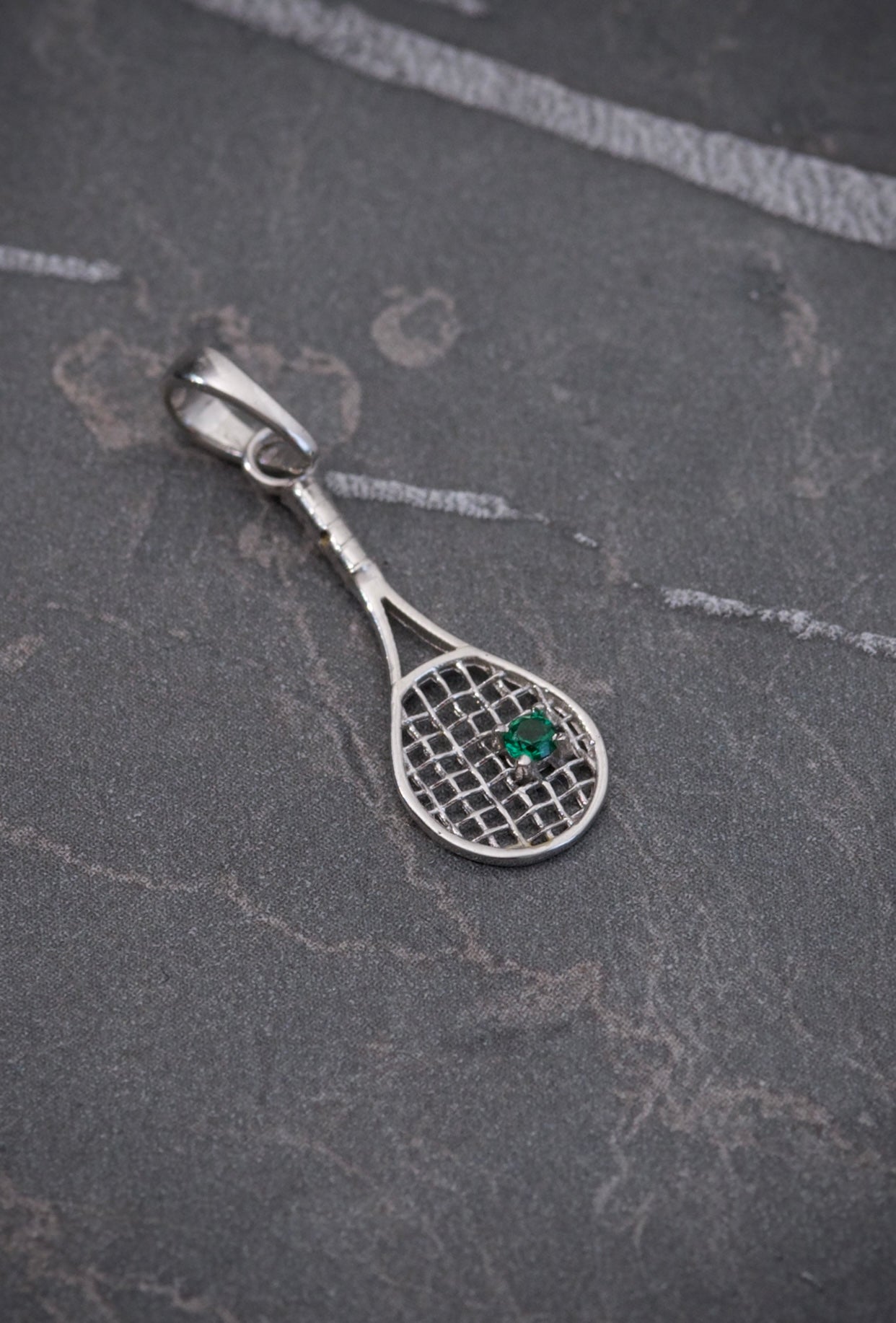 Dije de raqueta con swarovski verde 0.6gr / 2.5cm / Oro Blanco Nac B