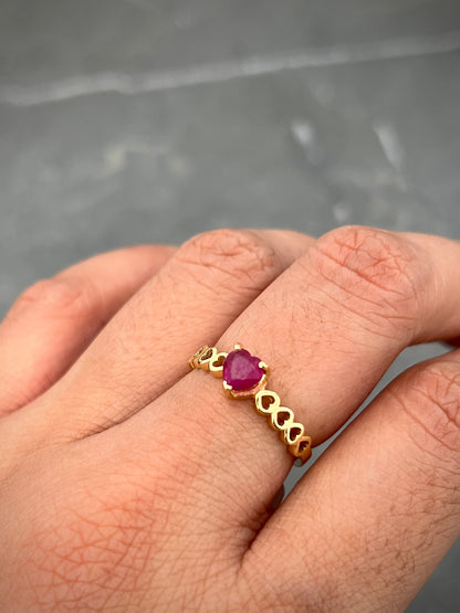 Solitario corazon con 40pts de rubie 2.15gr / TALLA 5 1/2 / Oro Amarillo (Joya) B