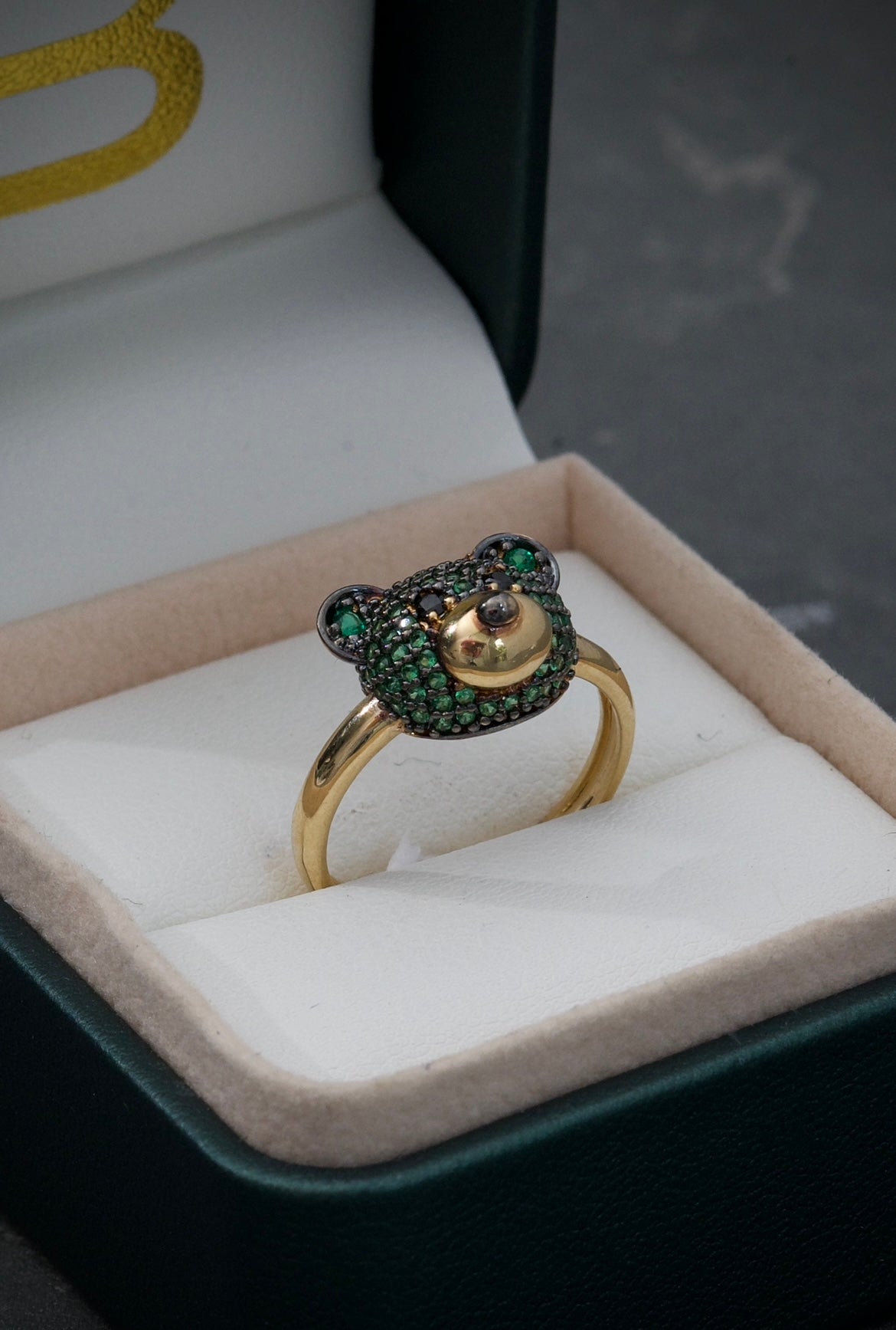 Anillo de oso con swarovski negro con verde 3.75gr / Talla 7 Oro Amarillo Nac B