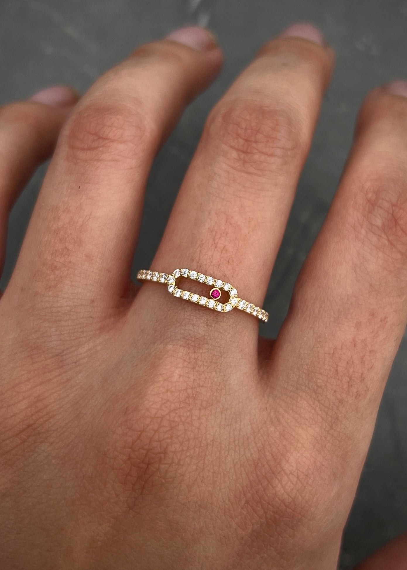 Anillo MK con swarovski blanco y fucsia 1.35gr / TALLA 7 / Oro Amarillo Nac P