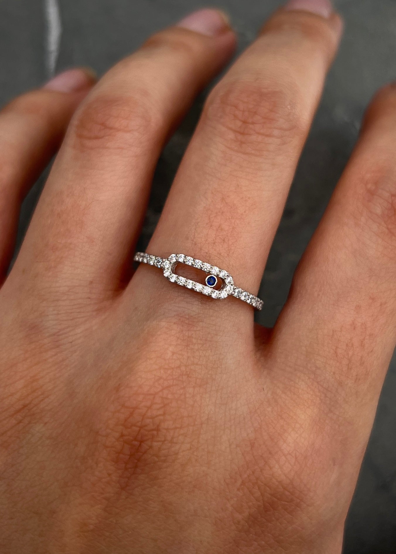 Anillo MK con swarovski blanco y azul 1.3gr / TALLA 7 / Oro Blanco Nac M