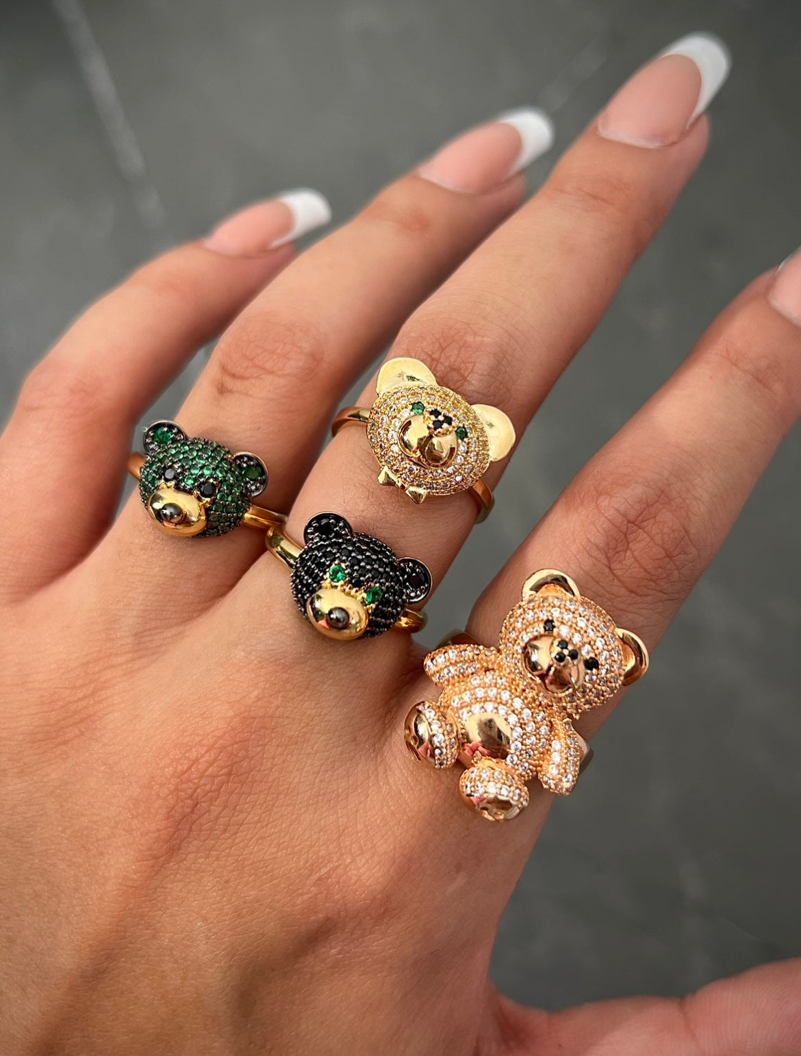 Anillo de oso con swarovski negro con verde 3.75gr / Talla 7 Oro Amarillo Nac B