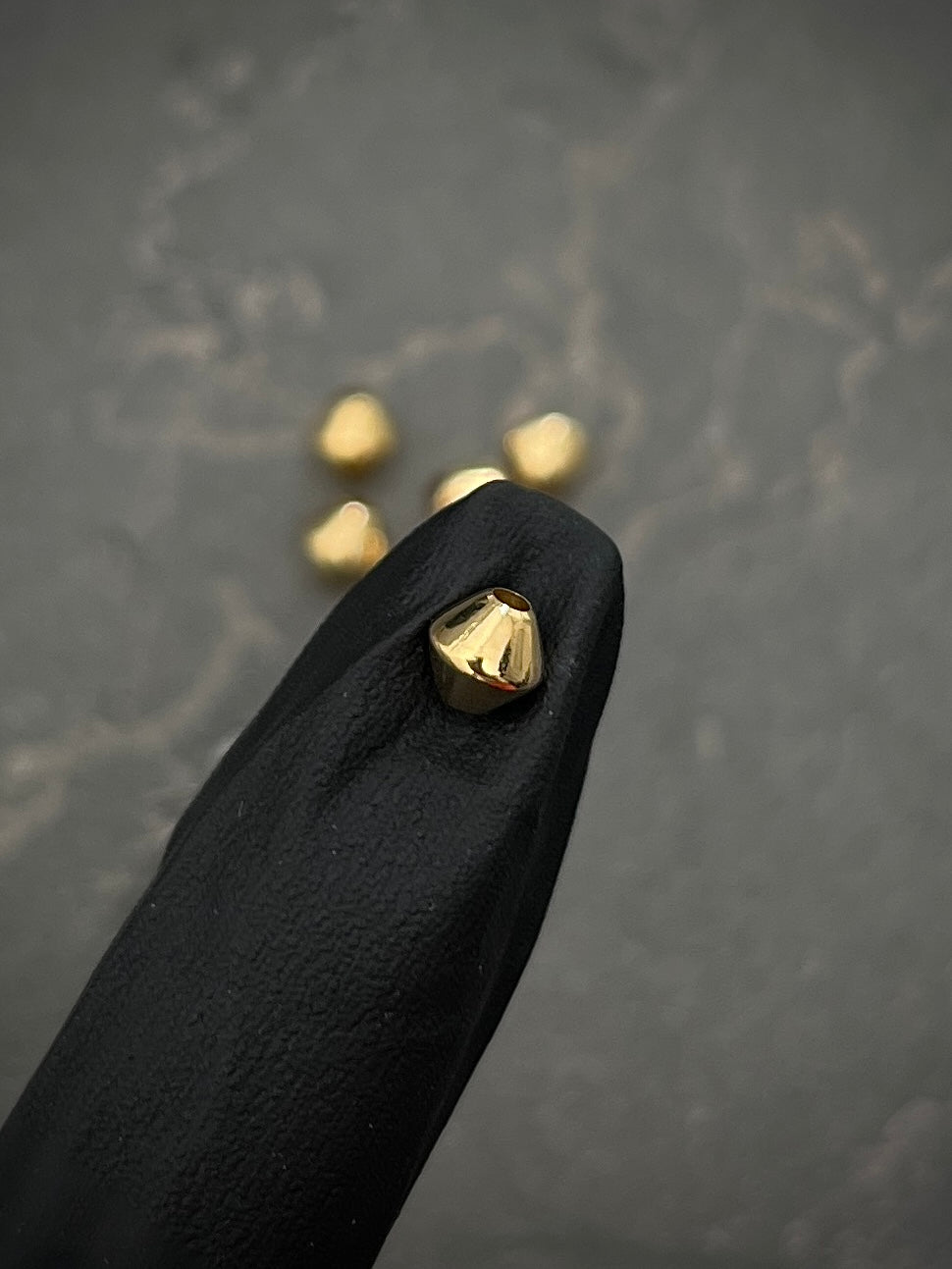 Herraje tipo rombo 0.15gr / Largo 0.5cm / Oro Amarillo Nac B