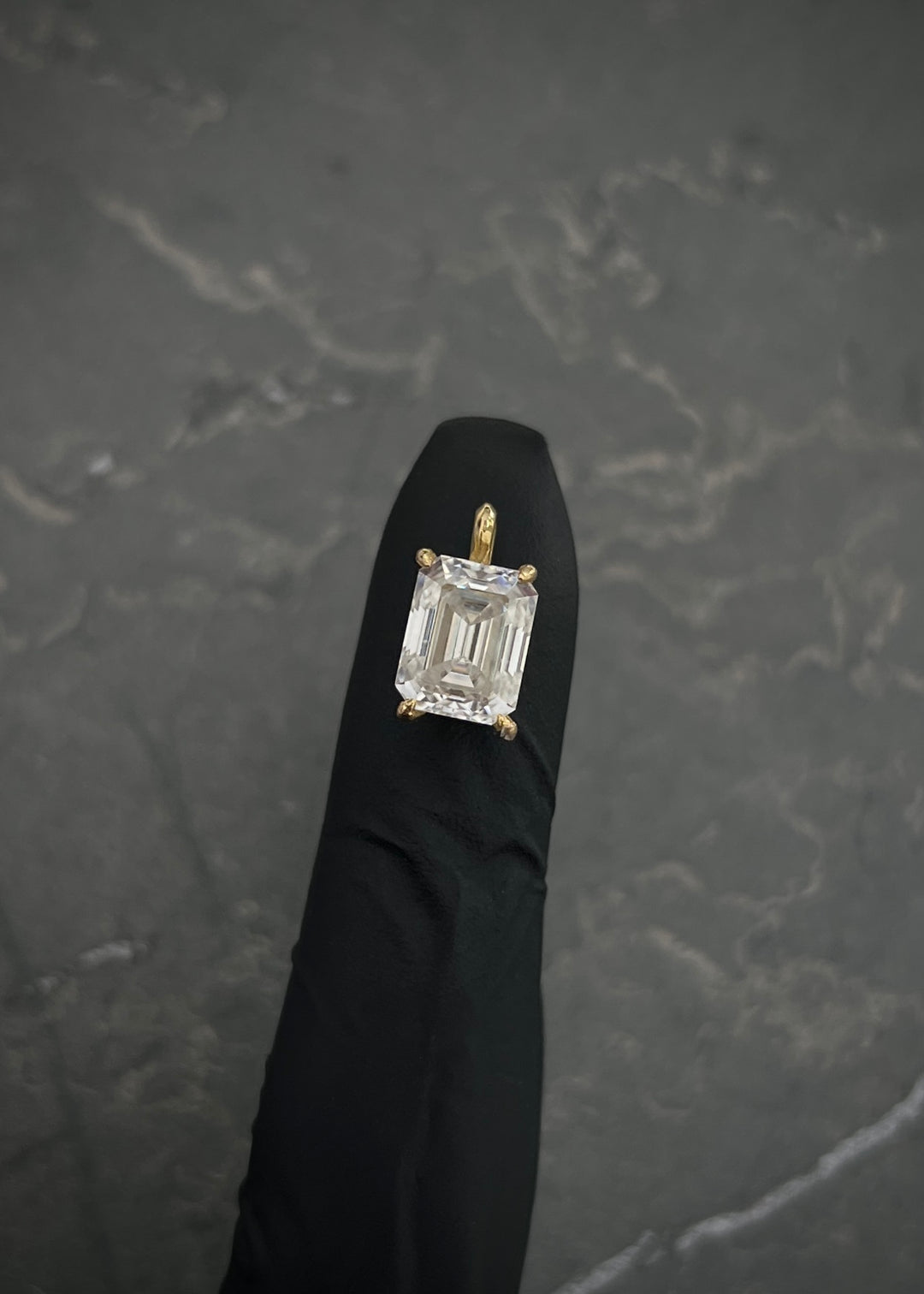 Dije con 344pts de moissanita 1.05gr / Largo 1.2cm — Oro Amarillo