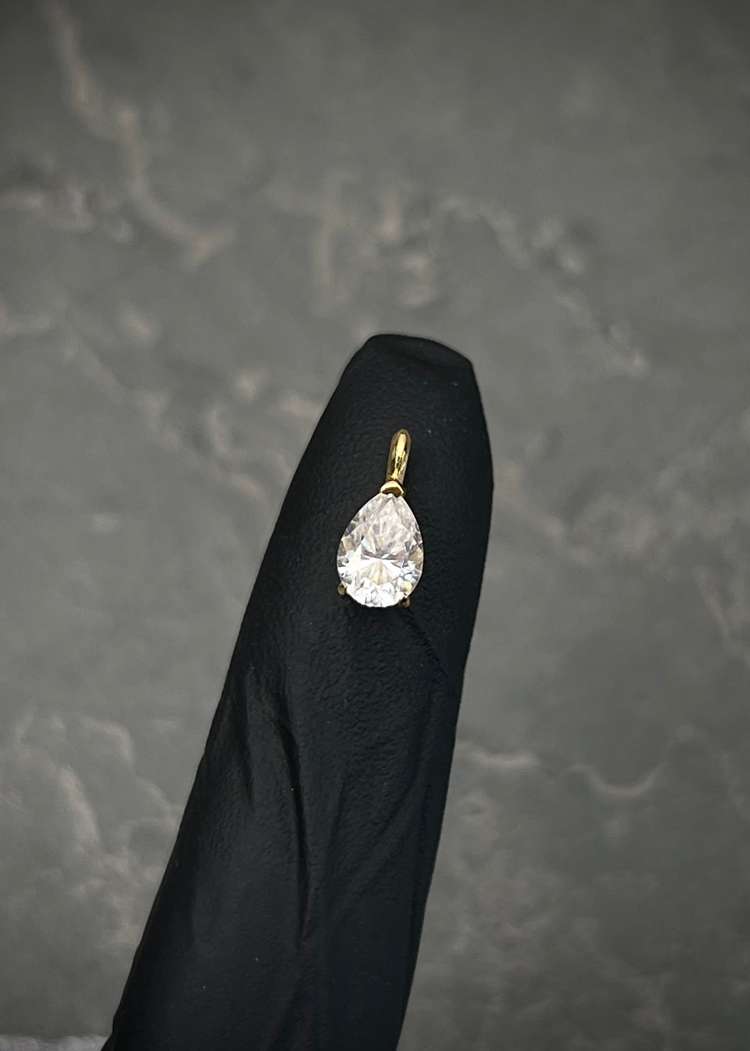 Dije con 182pts de moissanita 0.6gr / Largo 1cm — Oro Amarillo