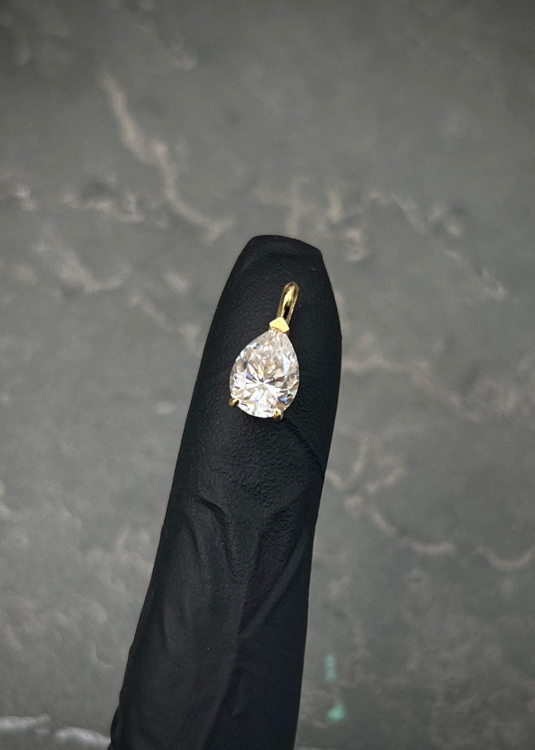 Dije con 131pts de moissanita 1,1gr / Largo 1.3cm — Oro Amarillo