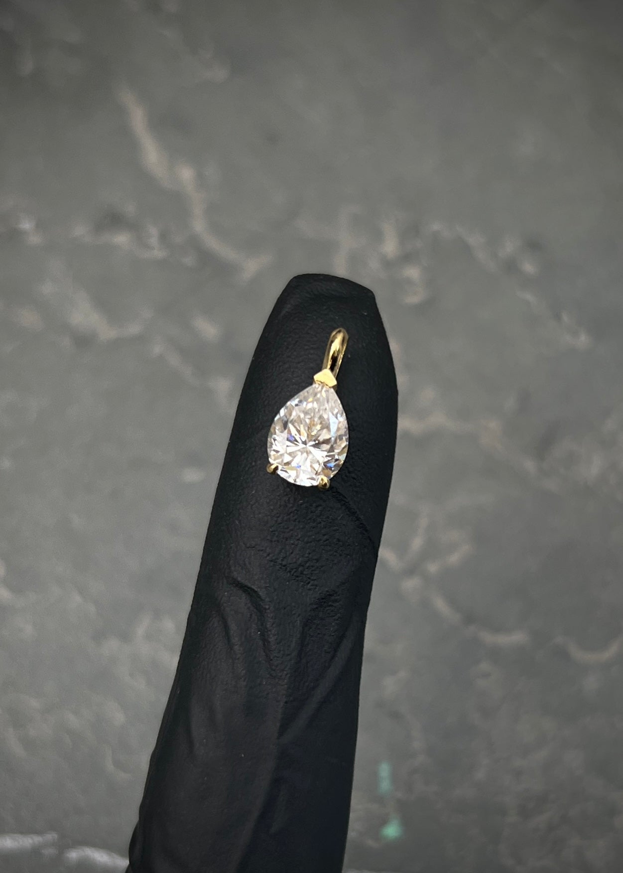 Dije con 182pts de moissanita 0.6gr / Largo 1cm / Oro Amarillo (Joya) B