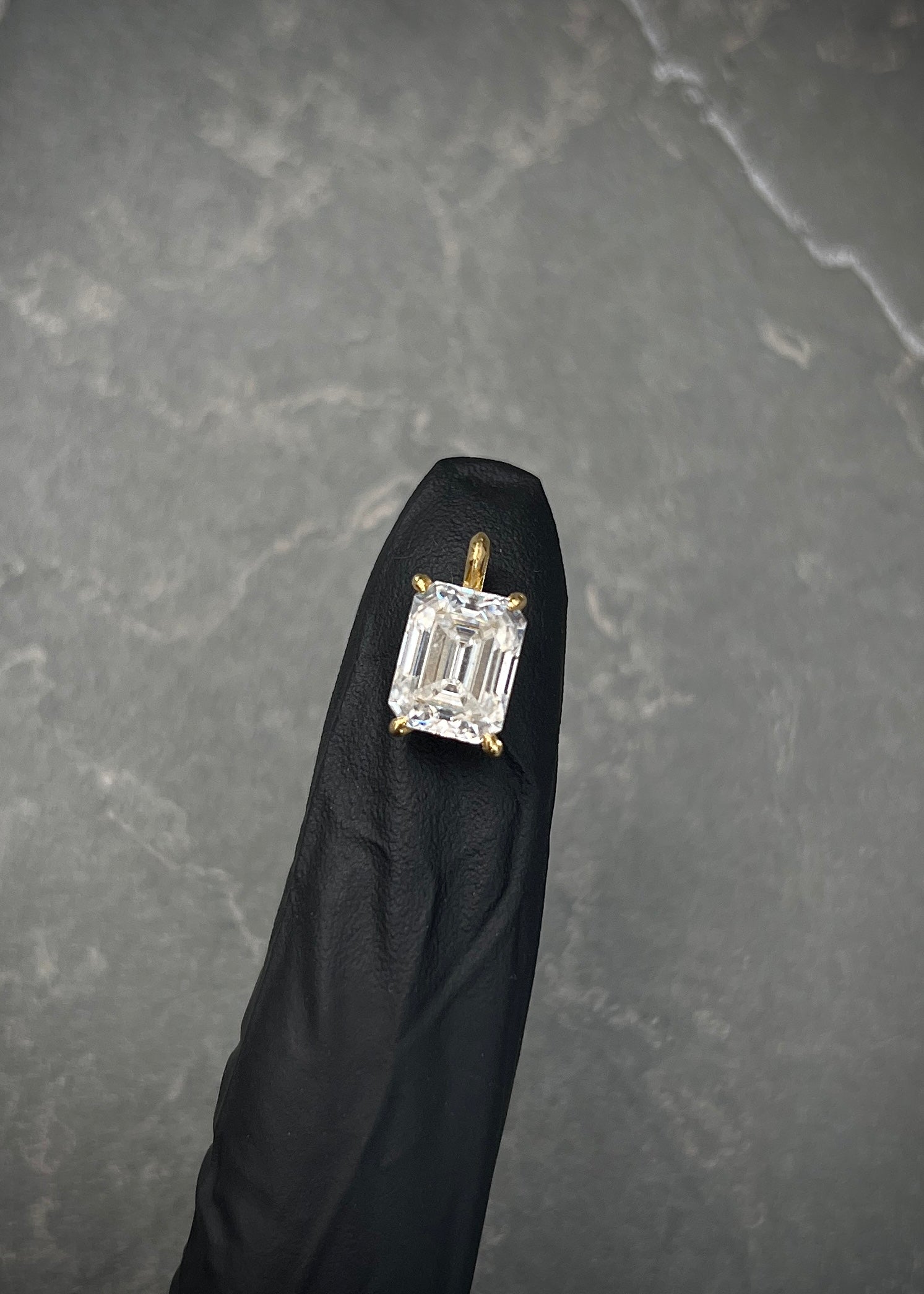 Dije con 244pts de moissanita 0.9gr / Largo 1.1cm / Oro Amarillo (Joya) B