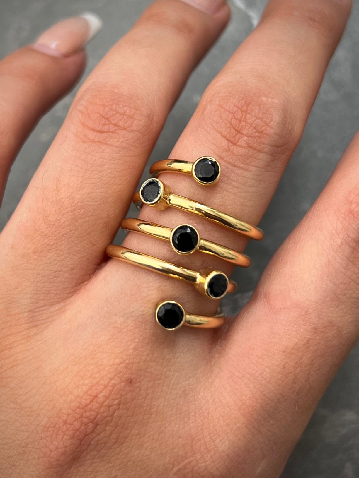 Anillo Resorte con swarovski negro 6.8gr / Talla 6 1/2  Oro Amarillo Nac B